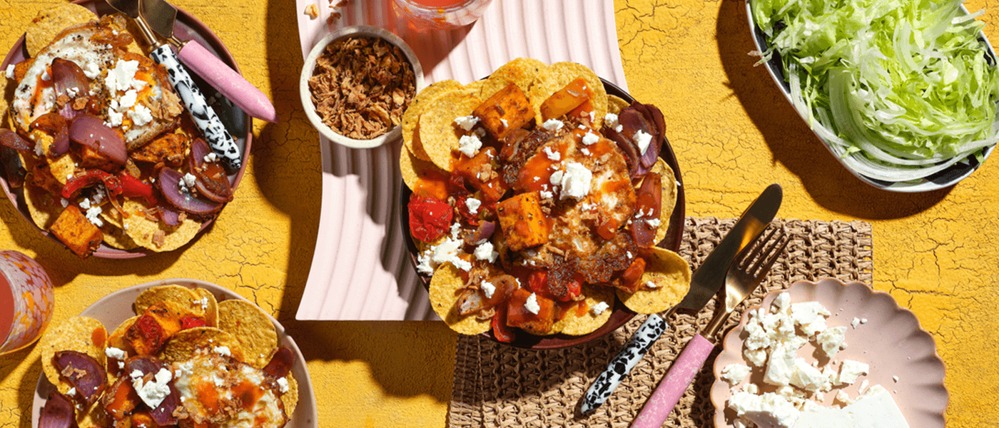 Deliciosos nachos servidos en mesa con queso y repollo